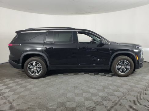 Used 2025 Chevrolet Traverse LT FWD image 3
