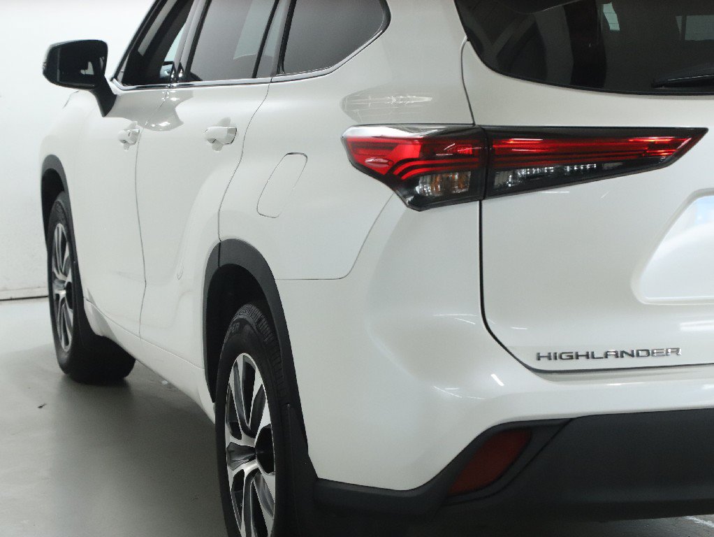 Used 2021 Toyota Highlander XLE AWD/4WD image 44