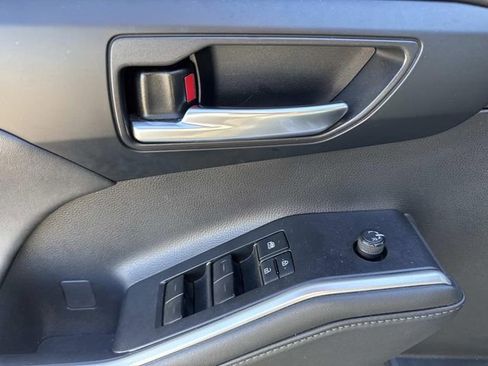 Used 2022 Toyota Highlander XLE image 26