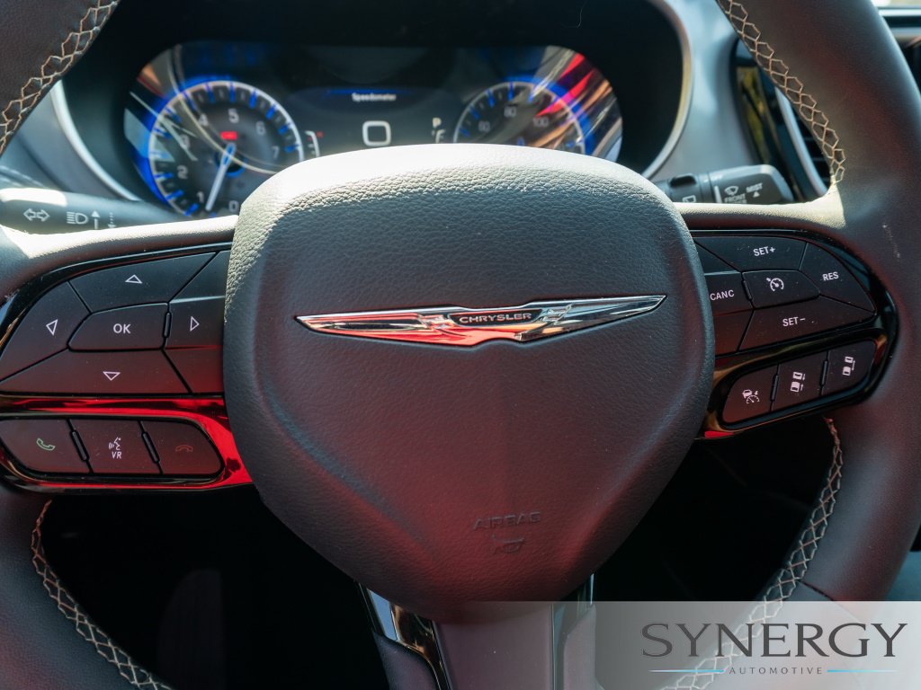 Used 2025 Chrysler Pacifica Limited FWD image 29