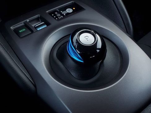 Used 2025 Nissan Leaf S image 19