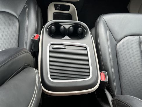 Used 2024 Chrysler Pacifica Touring-L FWD image 26