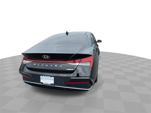 Used 2024 Hyundai Elantra Limited image 8