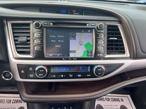 Used 2018 Toyota Highlander XLE AWD/4WD image 32