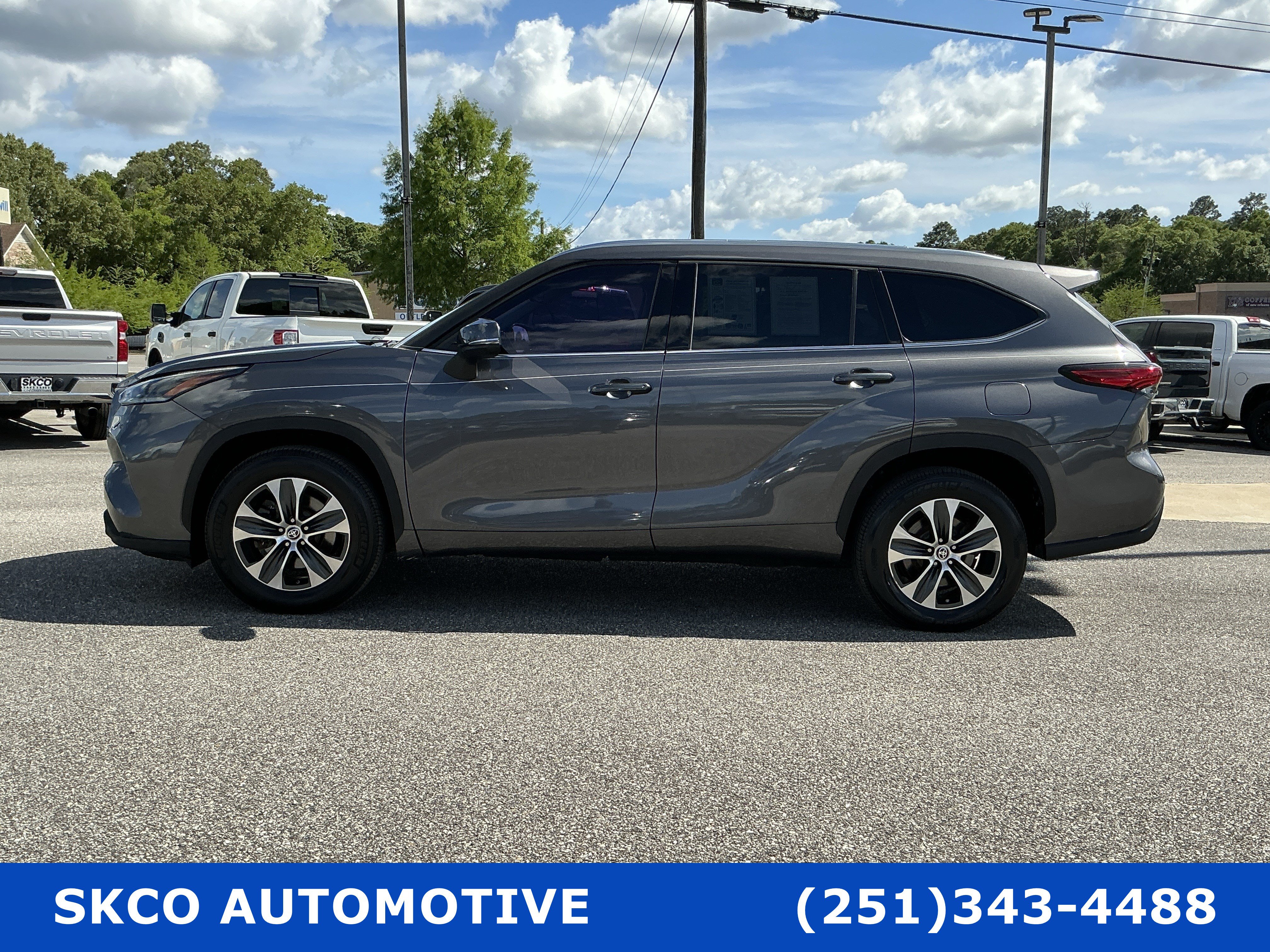 Used 2021 Toyota Highlander XLE FWD image 2