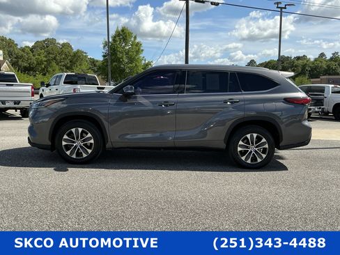 Used 2021 Toyota Highlander XLE image 2