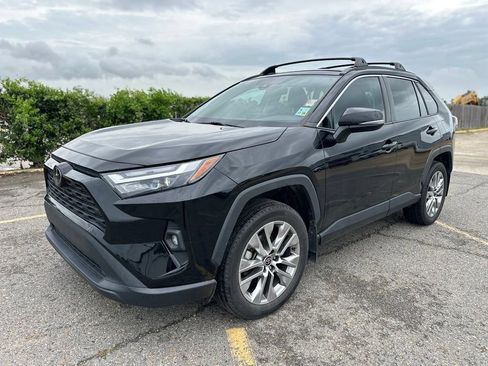 Used 2022 Toyota RAV4 XLE Premium FWD image 1