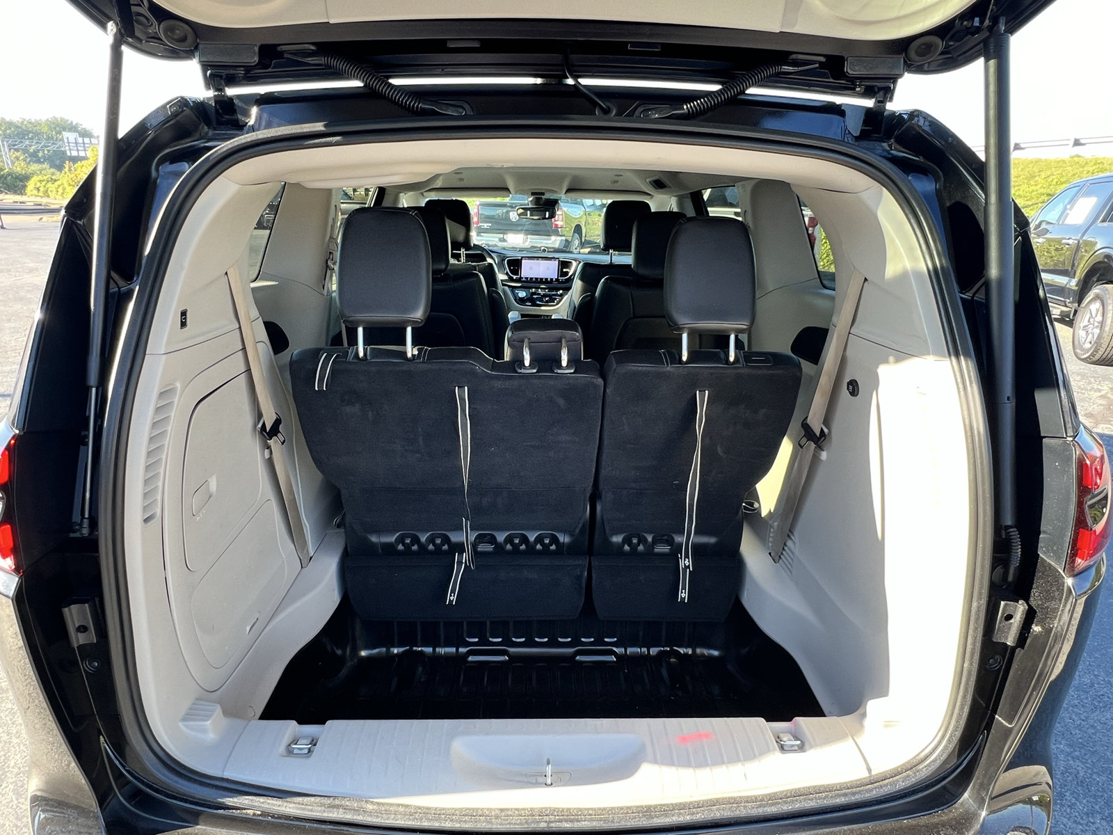 Used 2024 Chrysler Pacifica Limited FWD image 26