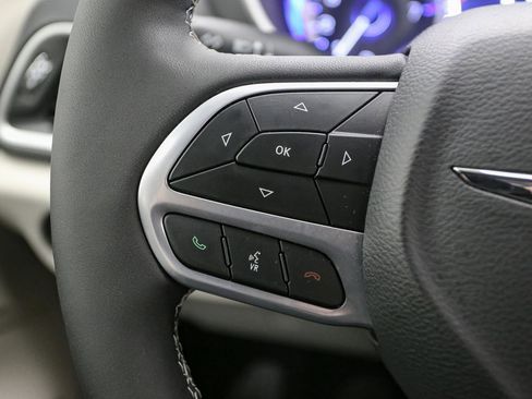 Used 2022 Chrysler Pacifica Touring-L image 35