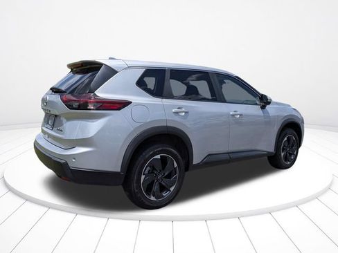 Used 2024 Nissan Rogue SV AWD/4WD image 3