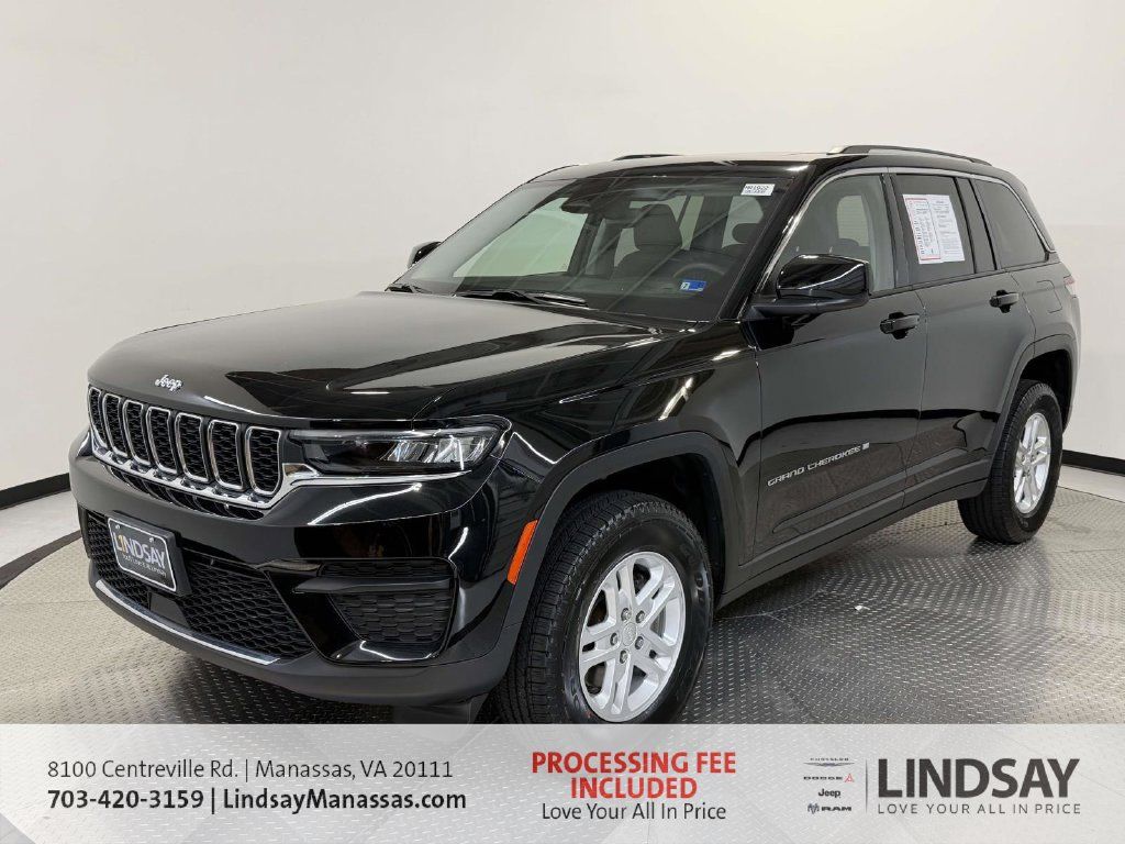 Used 2023 Jeep Grand Cherokee Laredo AWD/4WD image 4