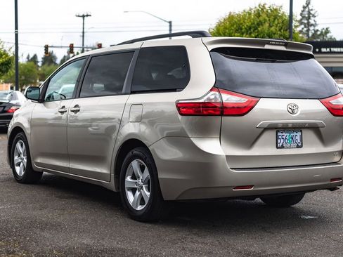 Used 2017 Toyota Sienna LE FWD image 10