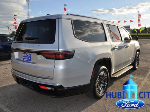 Used 2024 Jeep Wagoneer L Series II image 5