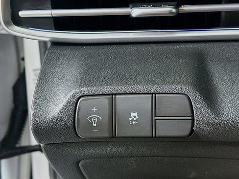 Used 2025 Hyundai Elantra SEL FWD image 16