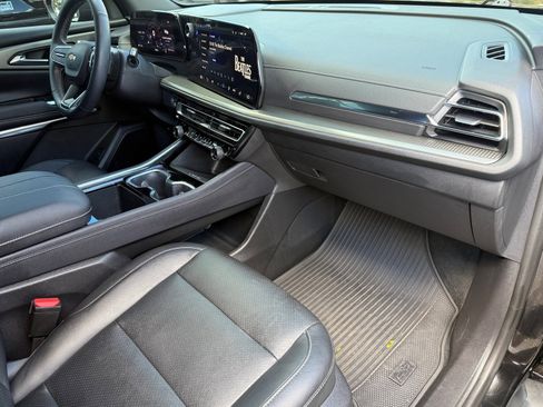 Used 2025 Chevrolet Traverse LT w/ Driver Confidence Package image 11