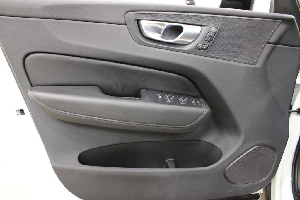 Used 2024 Volvo XC60 B5 Plus AWD/4WD image 18