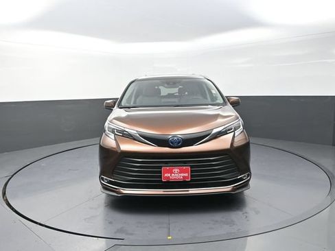 Certified 2022 Toyota Sienna XLE w/ XLE Plus Package AWD/4WD image 37