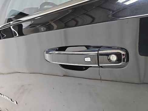 Used 2021 GMC Yukon XL Denali AWD/4WD image 30
