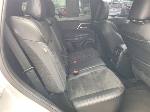 Used 2022 Mitsubishi Outlander SE image 14