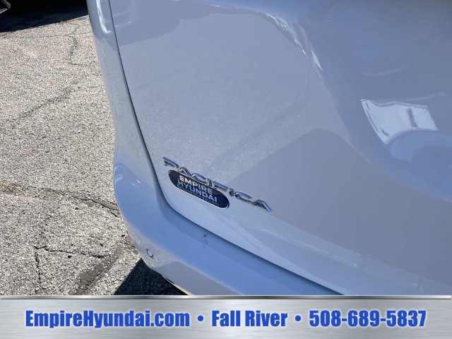 Used 2025 Chrysler Pacifica Select FWD image 5