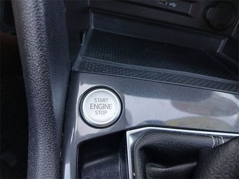 Used 2024 Volkswagen Tiguan SE w/ Panoramic Sunroof Package image 20