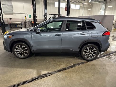 Used 2023 Toyota Corolla Cross XLE image 6