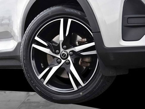 Used 2023 Volvo XC40 B5 Core image 3