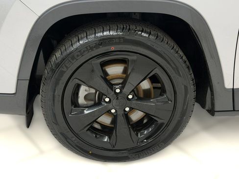 Used 2020 Jeep Cherokee Latitude Plus FWD image 11