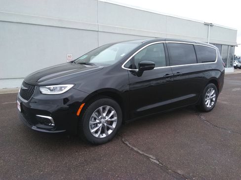 New 2026 Chrysler Pacifica Select image 2