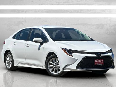 Used 2021 Toyota Corolla XLE FWD image 2