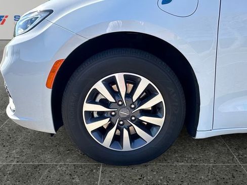 Used 2024 Chrysler Pacifica Limited FWD image 14