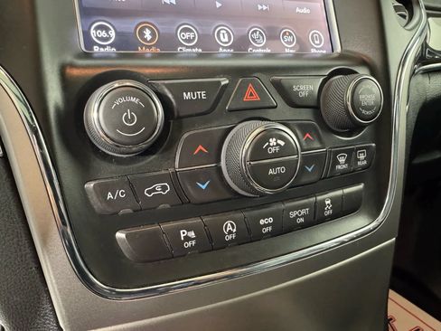 Used 2018 Jeep Grand Cherokee Overland AWD/4WD image 23