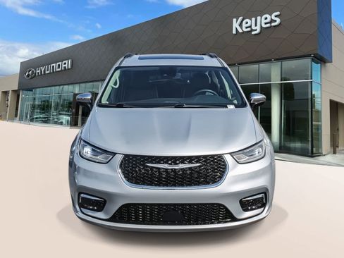 Used 2023 Chrysler Pacifica Limited FWD image 2