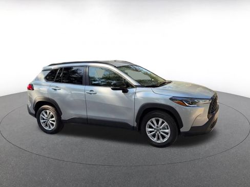 Used 2025 Toyota Corolla Cross LE image 2