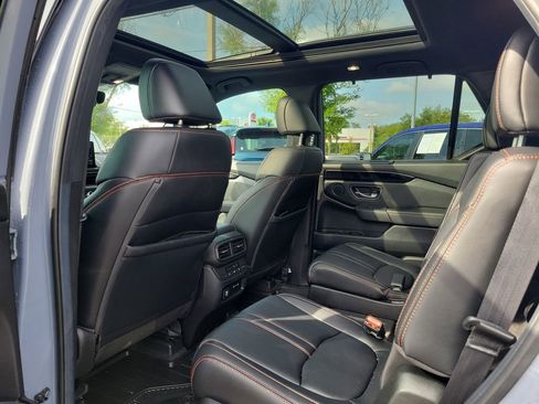 Used 2025 Honda Pilot TrailSport image 15