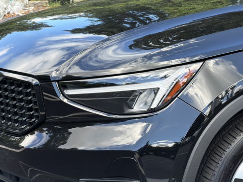 Certified 2025 Volvo XC40 B5 Plus AWD/4WD image 6