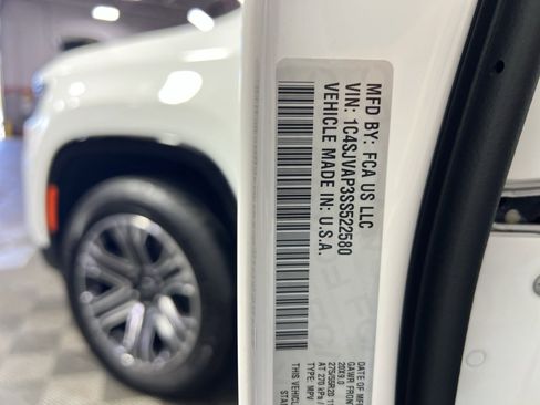 Used 2025 Jeep Wagoneer 4WD image 31