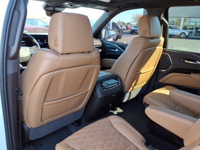 Used 2023 Cadillac Escalade Premium Luxury w/ LPO, Illumination Package AWD/4WD image 15
