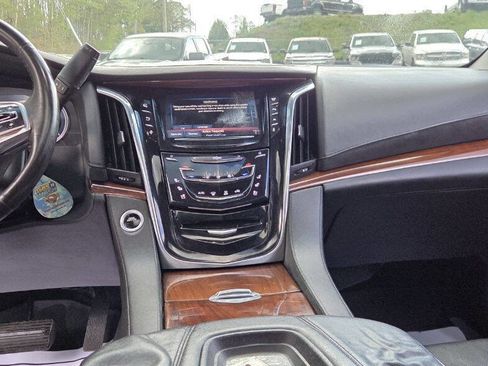 Used 2016 Cadillac Escalade ESV Luxury image 16