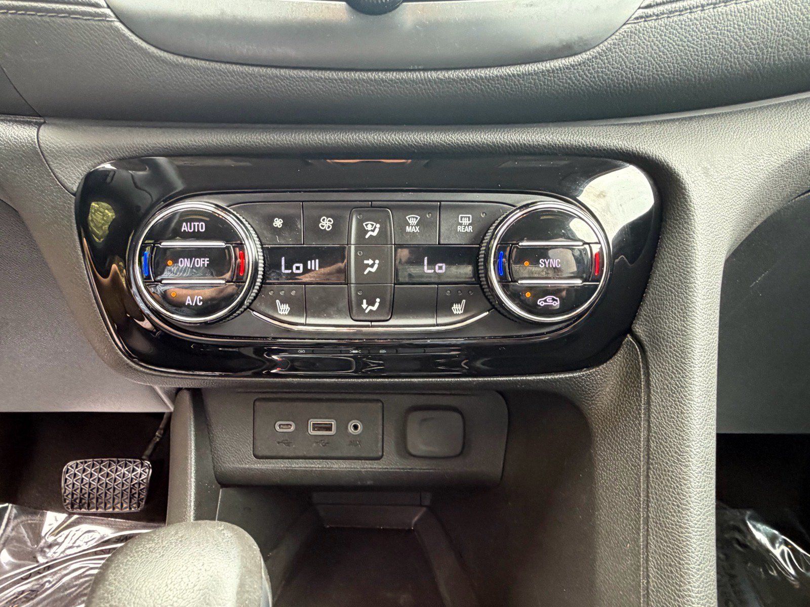 Used 2023 Buick Encore GX Select FWD image 34