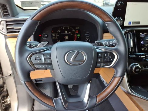 Used 2024 Lexus LX 600 4WD w/ Luxury Package image 15