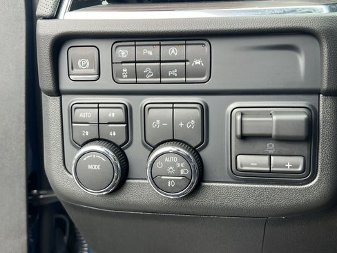 Used 2025 Chevrolet Tahoe Premier AWD/4WD image 36