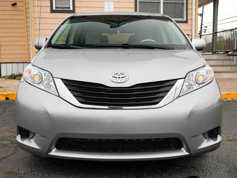 Used 2014 Toyota Sienna LE FWD image 2