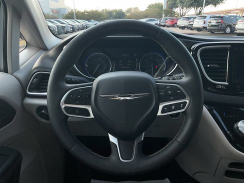 Used 2024 Chrysler Pacifica Touring-L FWD image 31