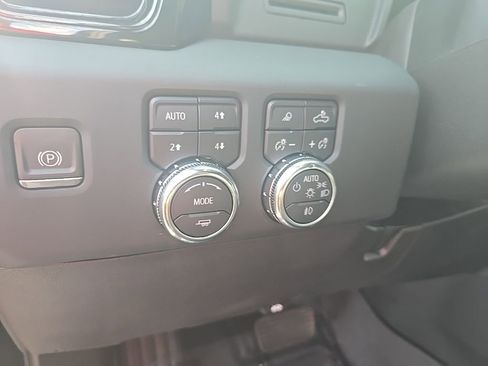 Used 2024 GMC Sierra 2500 AT4 w/ AT4 Preferred Package image 14