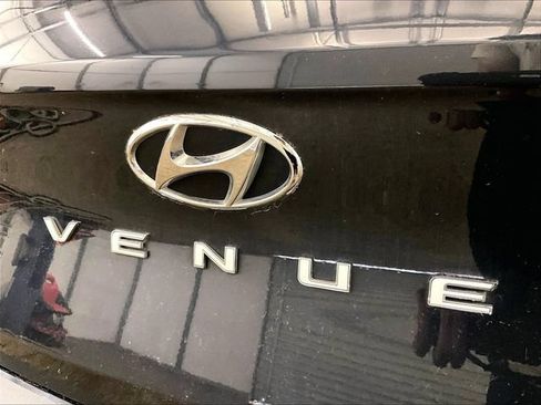 Used 2020 Hyundai Venue FWD image 13