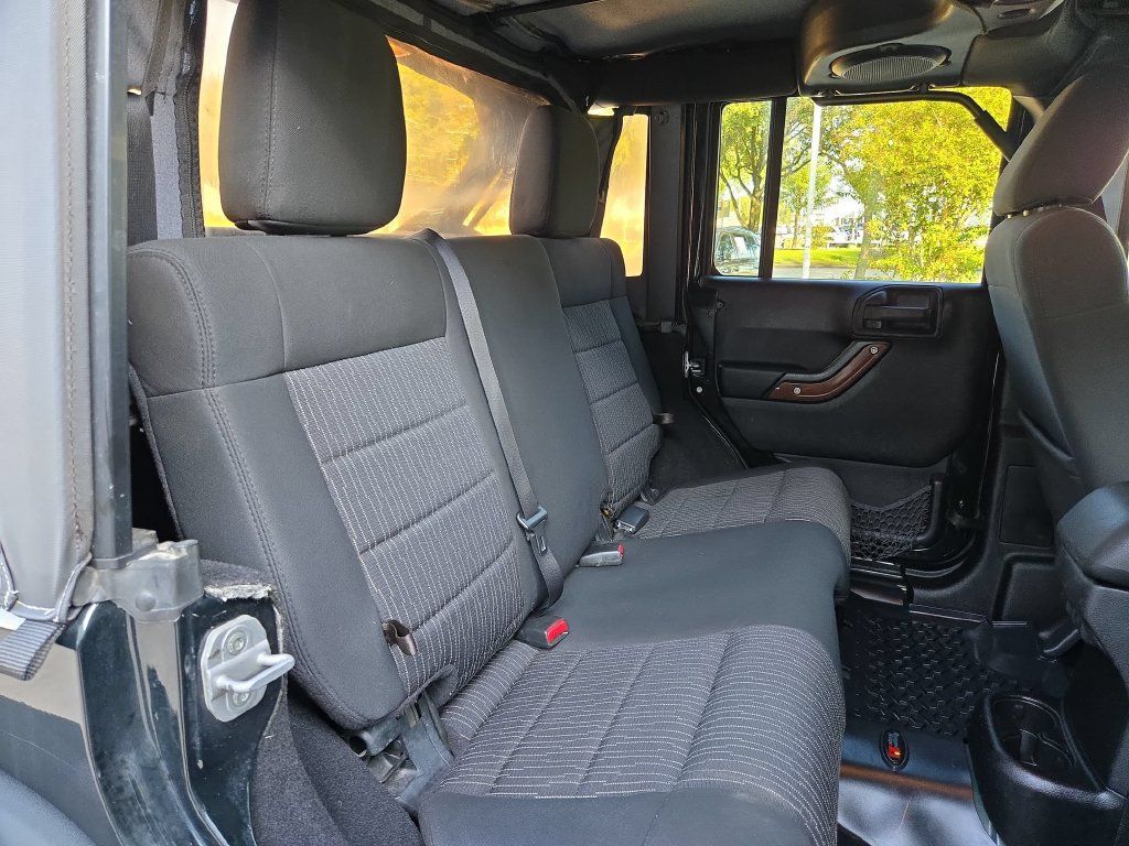 Used 2012 Jeep Wrangler Unlimited Rubicon w/ Max Tow Pkg AWD/4WD image 28