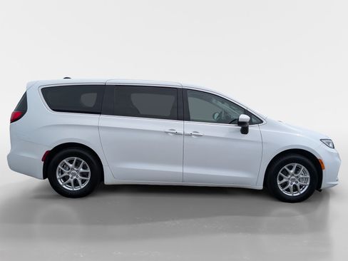 Used 2023 Chrysler Pacifica Touring-L FWD image 3