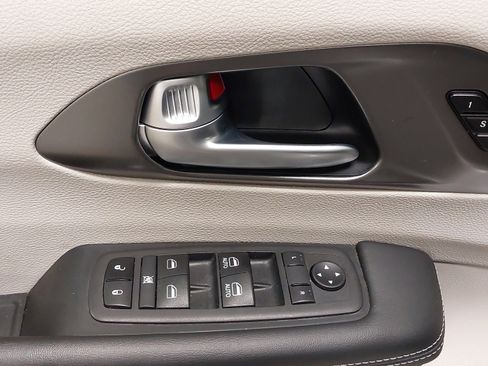 Used 2024 Chrysler Pacifica Touring-L image 25