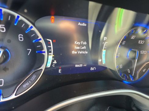Used 2024 Chrysler Pacifica Touring FWD image 2